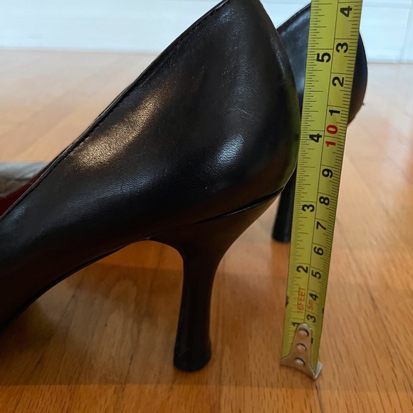 Nine West Size 8 Black leather pumps. - Picture 8 of 14